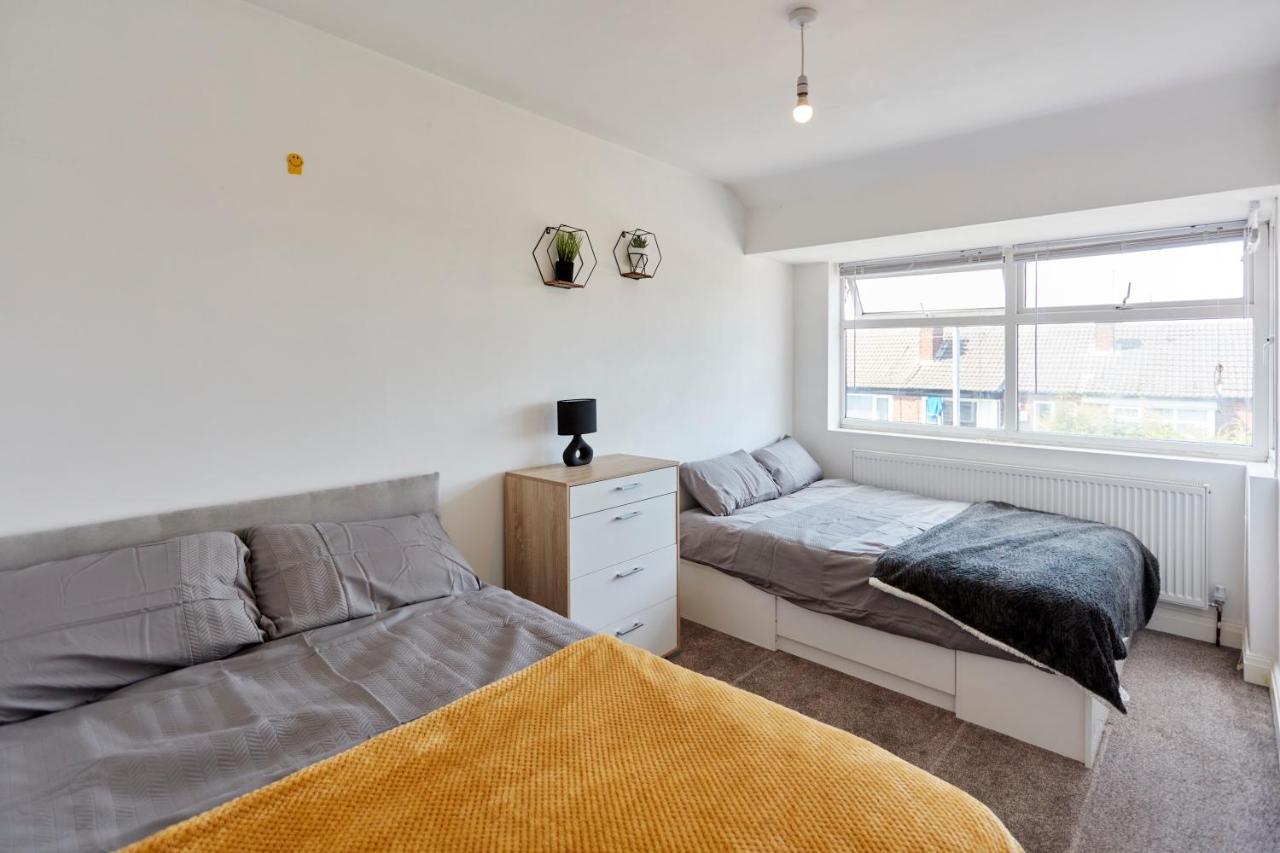 Spacious Home Close To City Centre Location リーズ エクステリア 写真