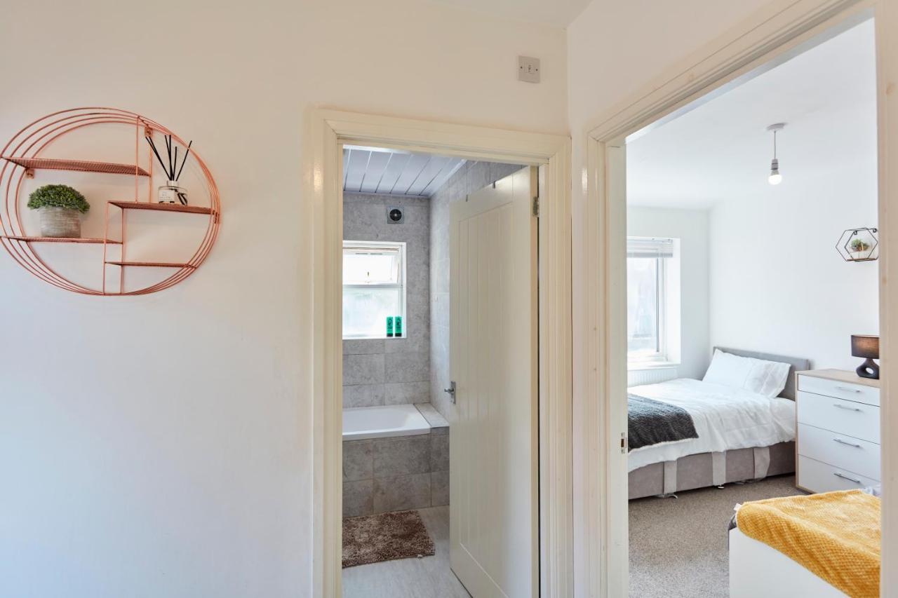 Spacious Home Close To City Centre Location リーズ エクステリア 写真