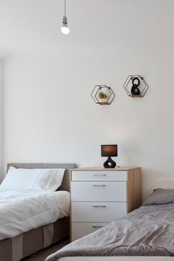 Spacious Home Close To City Centre Location リーズ エクステリア 写真