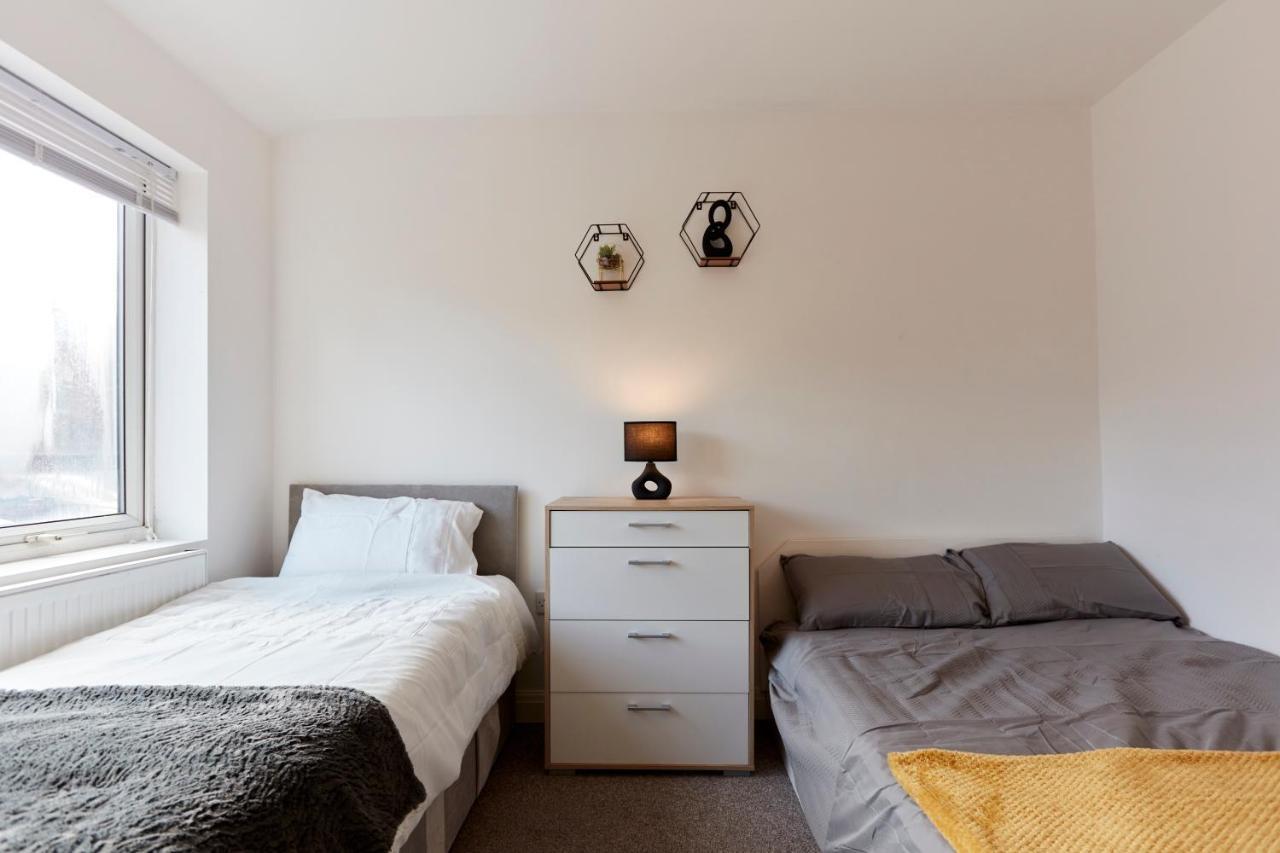 Spacious Home Close To City Centre Location リーズ エクステリア 写真