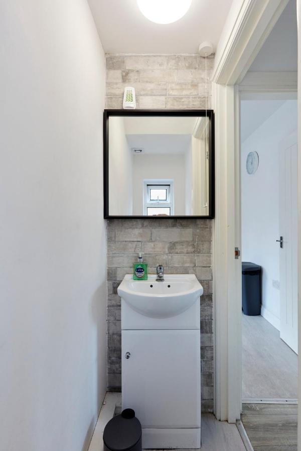 Spacious Home Close To City Centre Location リーズ エクステリア 写真