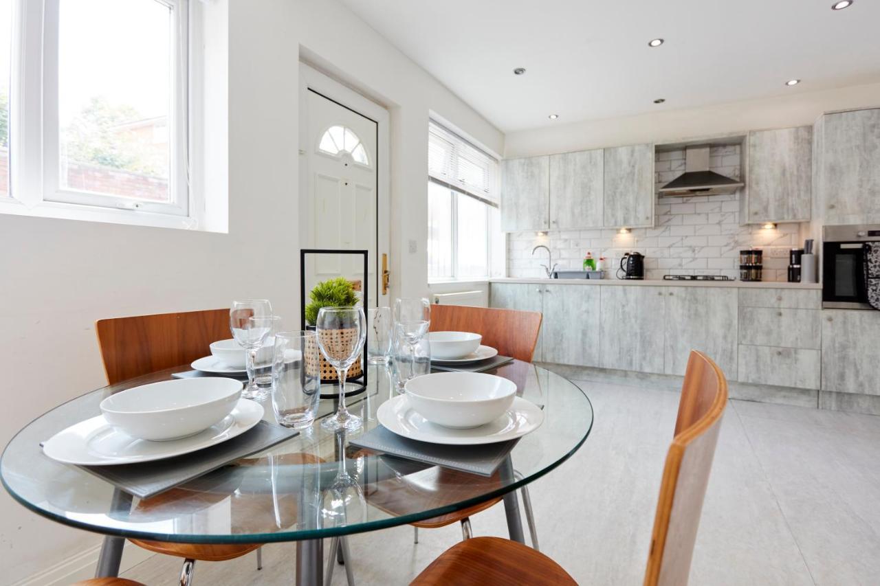 Spacious Home Close To City Centre Location リーズ エクステリア 写真