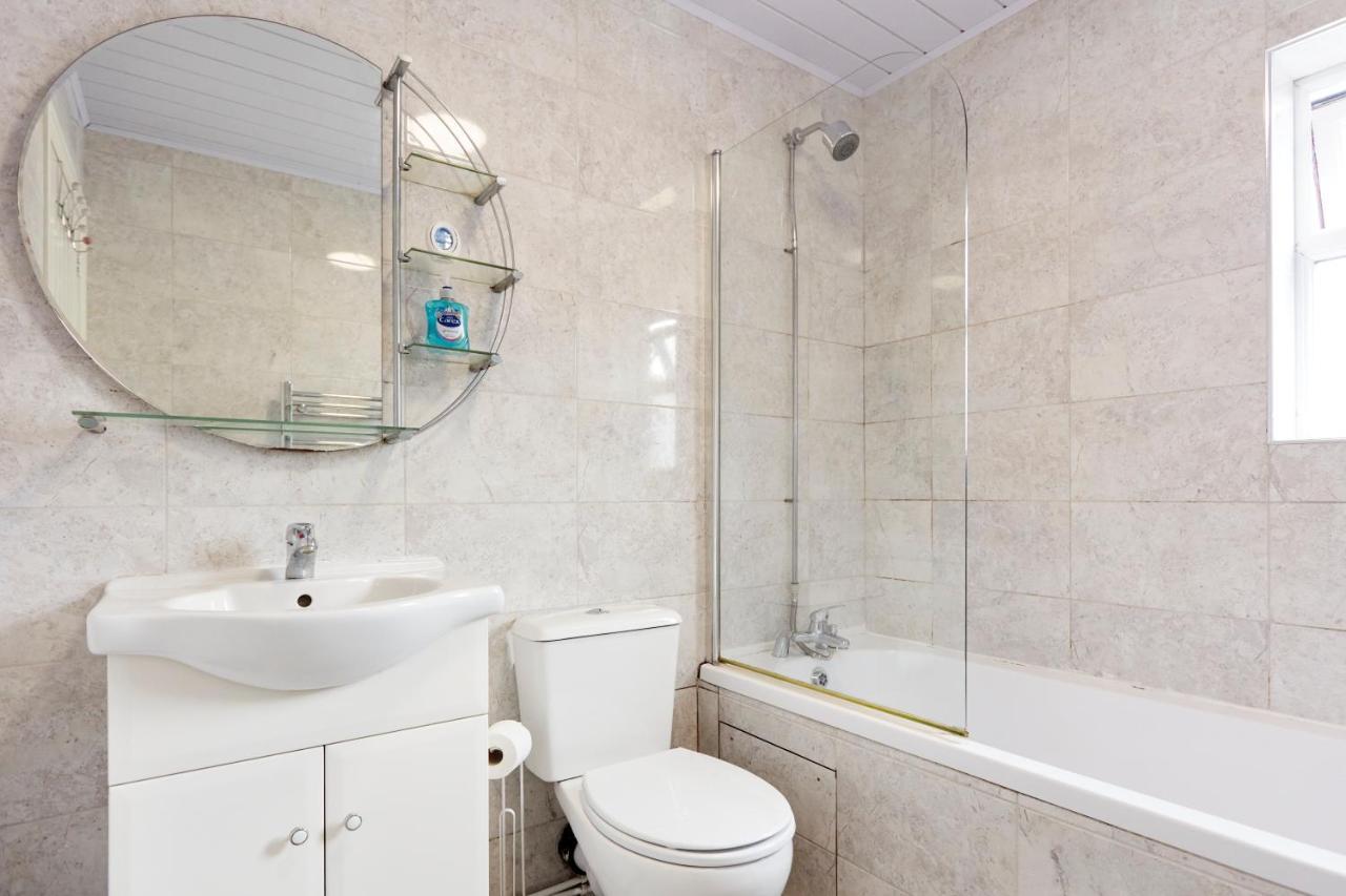 Spacious Home Close To City Centre Location リーズ エクステリア 写真