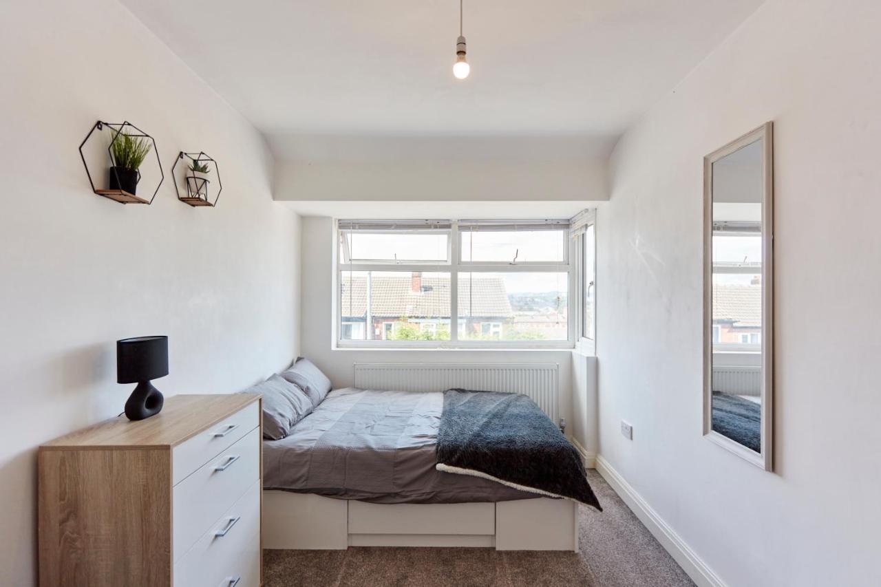 Spacious Home Close To City Centre Location リーズ エクステリア 写真